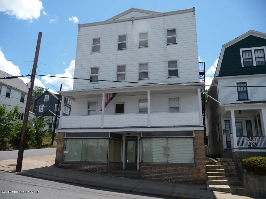 82 W Division Street, Hanover Township in Hanover Township