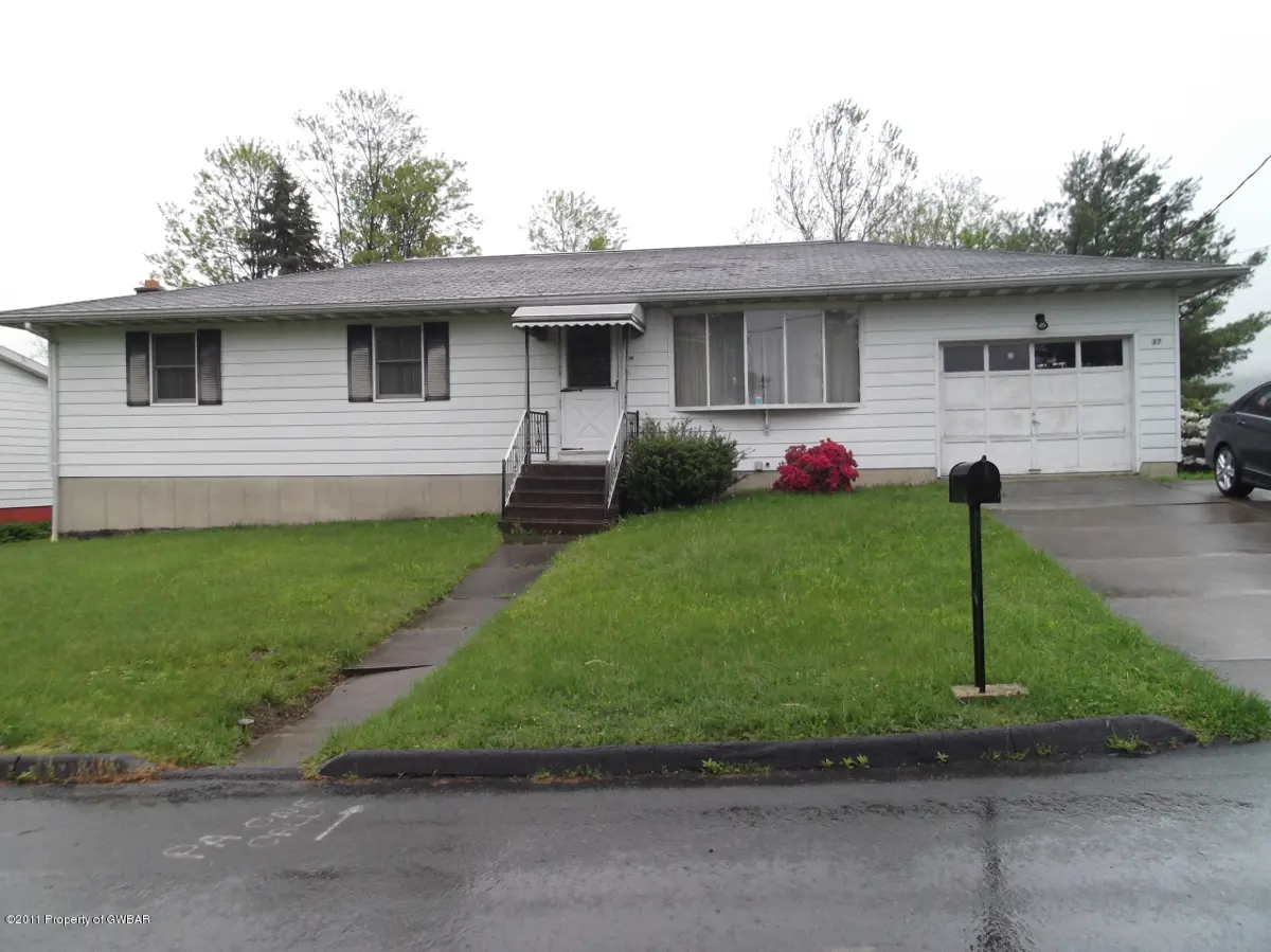 37 HIGHLAND Drive, Hanover Township in Hanover Township