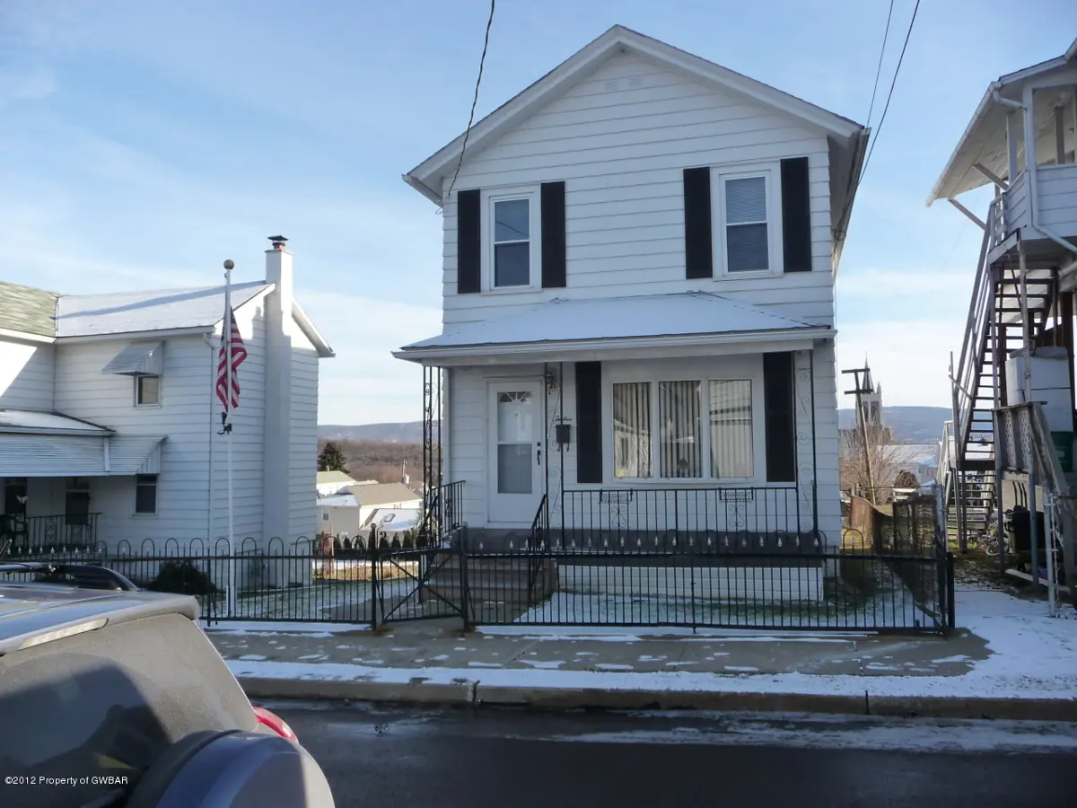 12 E 1ST, Larksville in Larksville