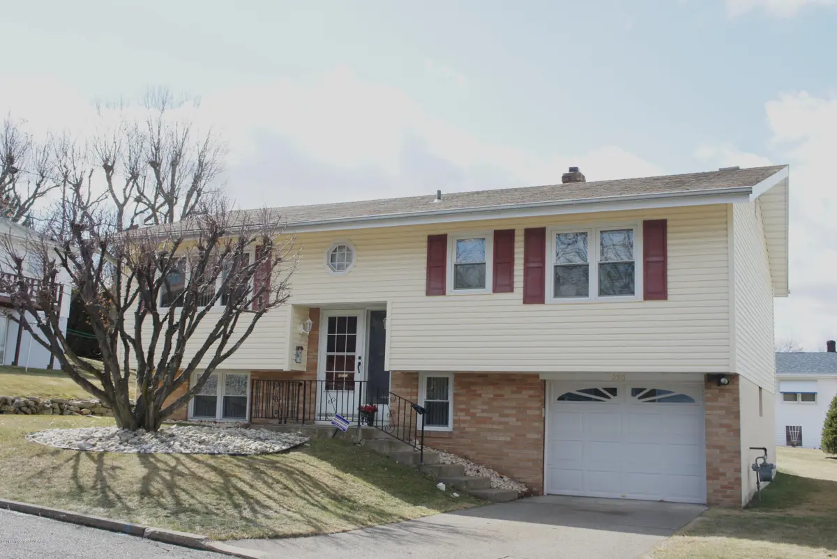 996 Perry Court, Hazleton in Hazleton