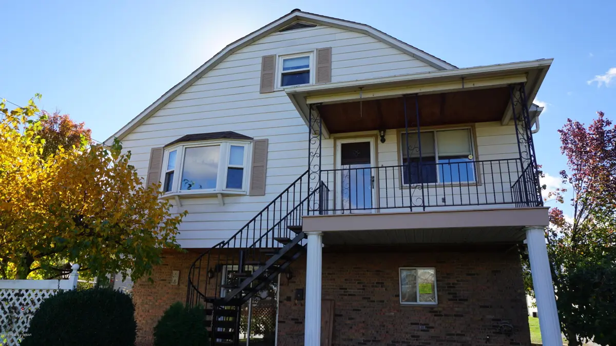 211 LINCOLN Street, Dupont in Dupont
