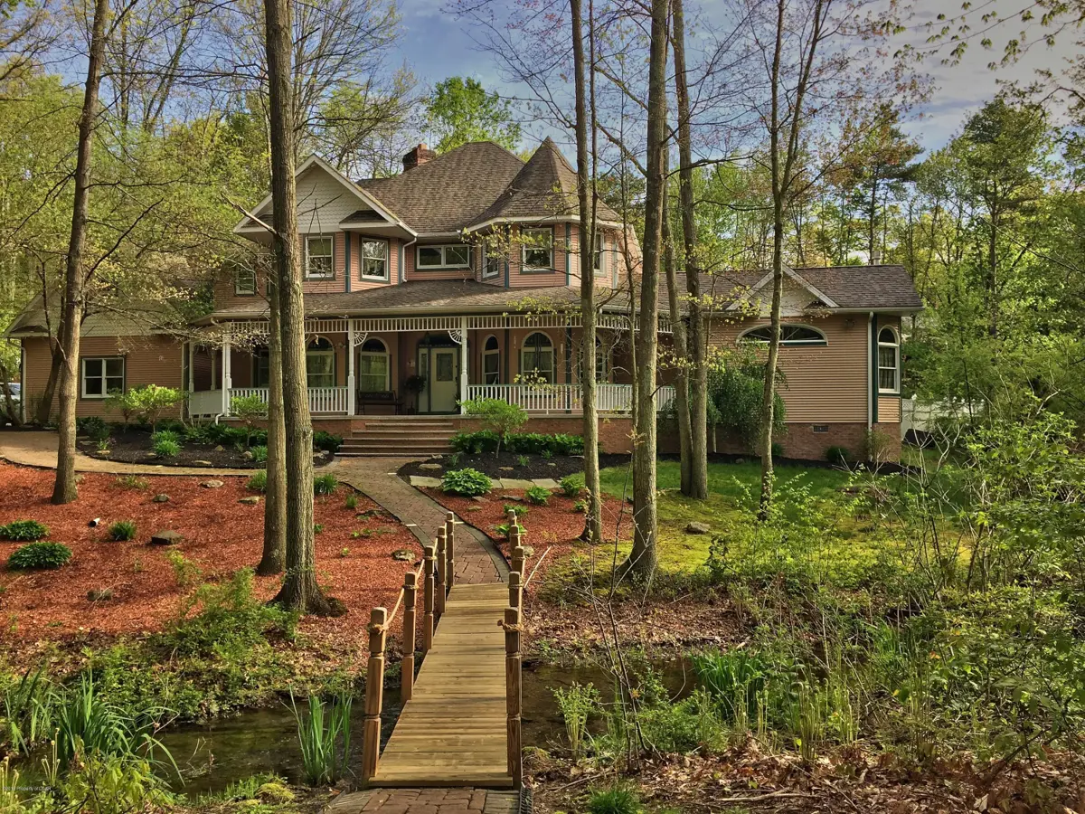38 Walnutwood Drive, Dallas in Dallas