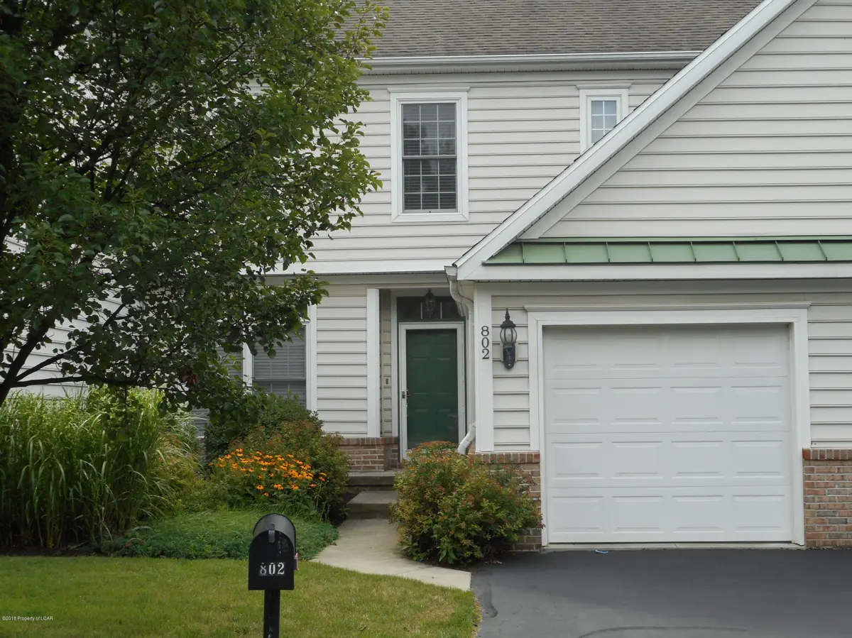 802 O'Henry Close, Moosic in Moosic