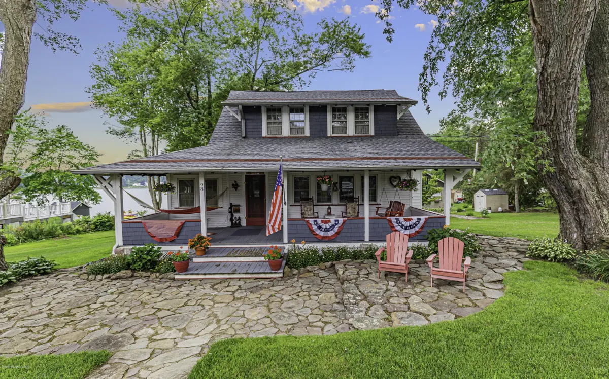 98 Lakeview Drive, Sweet Valley in Sweet Valley