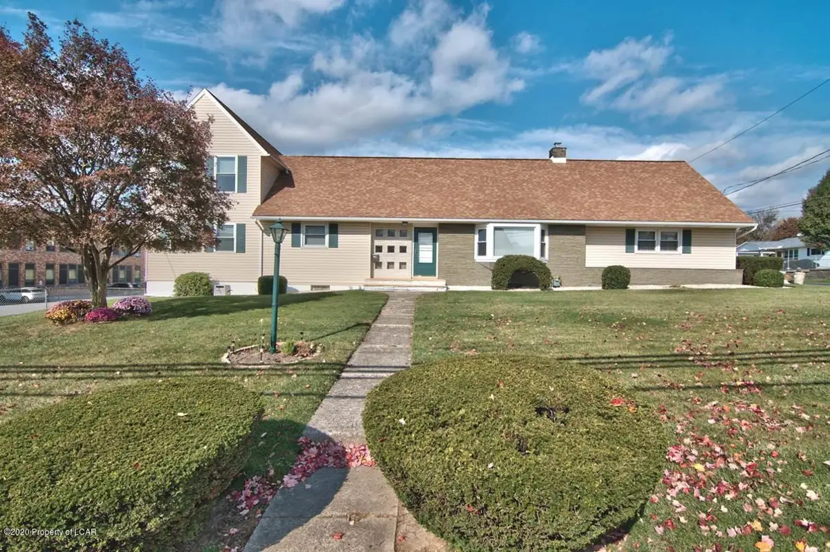 555 Main Road, Hanover Township in Hanover Township