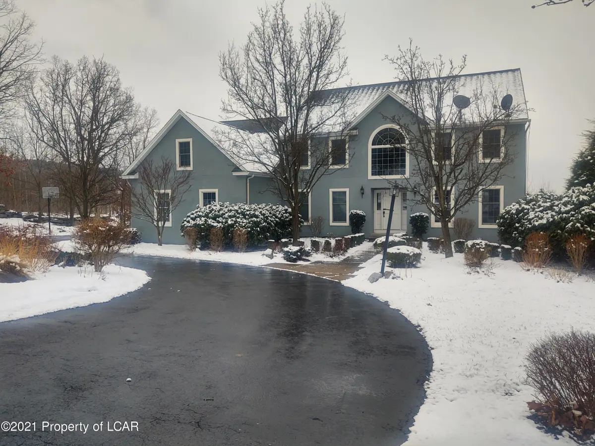 33 Steinbeck Drive, Moosic in Moosic