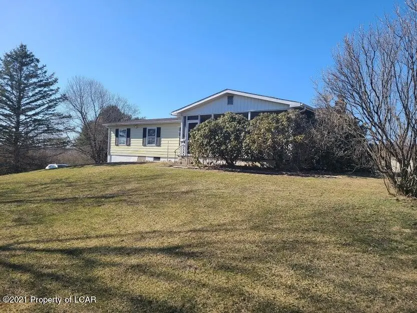 429 Town Hill Road, Shickshinny in Shickshinny