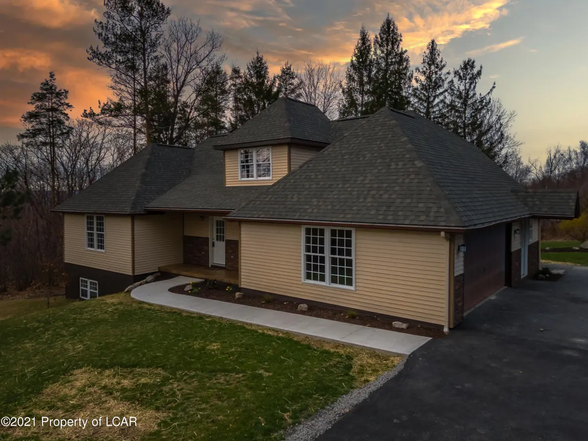 27 Gable Crest Drive, Pittston Township in Pittston Township