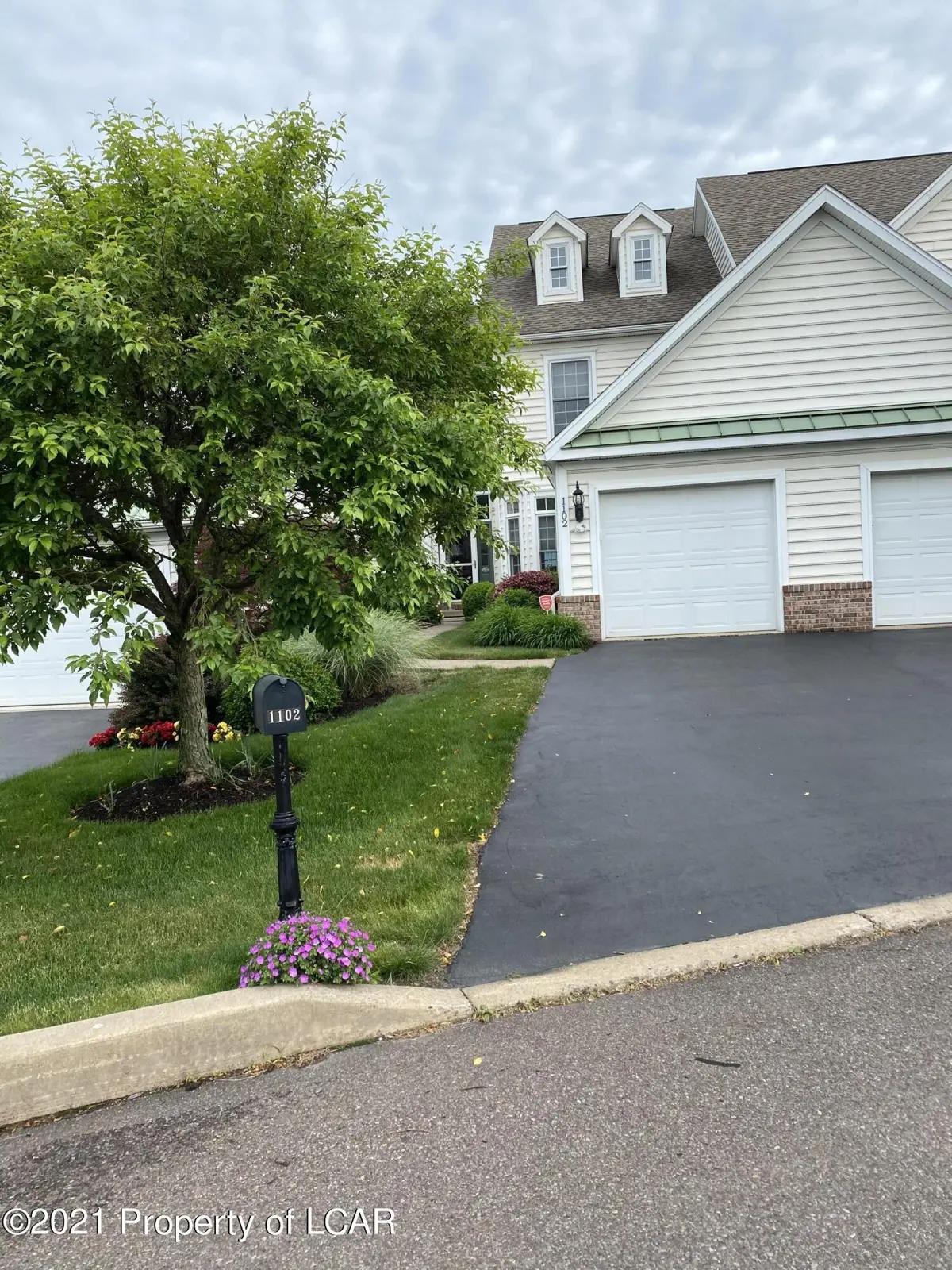 1102 Tennyson Cl, Moosic in Moosic