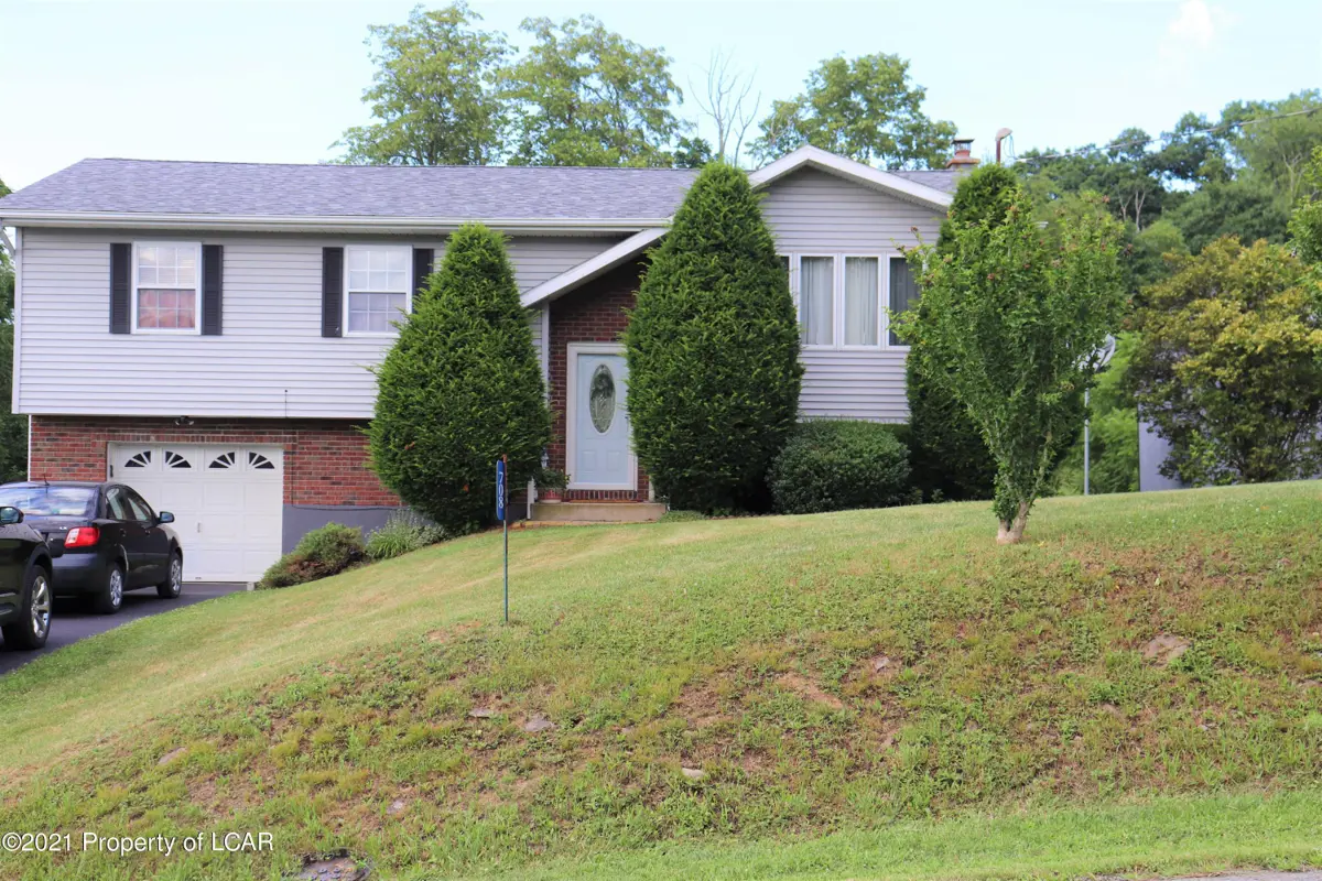 708 E County Road, Wapwallopen in Wapwallopen
