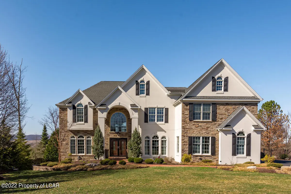 319 Glenmaura Drive, Moosic in Moosic