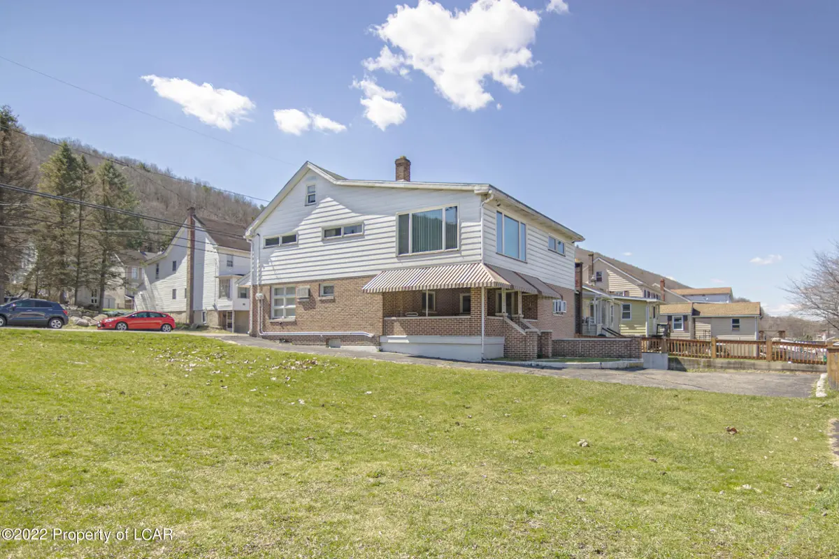 208 W Railroad Street, Nesquehoning in Nesquehoning
