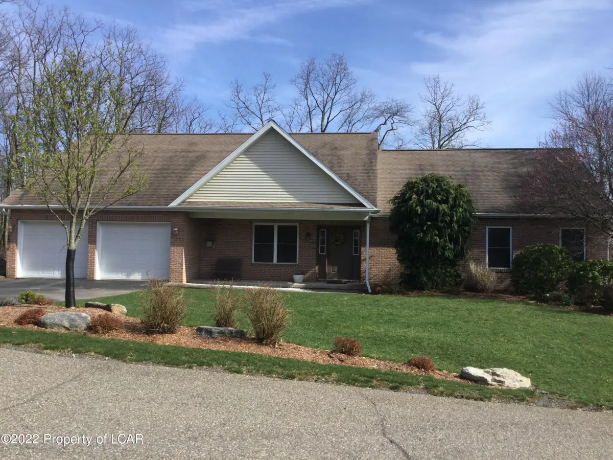 21 Horseshoe Drive, Hazleton in Hazleton
