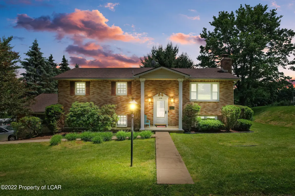 208 W Center Hill Road, Dallas Township in Dallas Township
