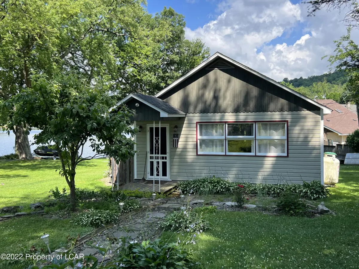 102 Lakeview Drive, Sweet Valley in Sweet Valley