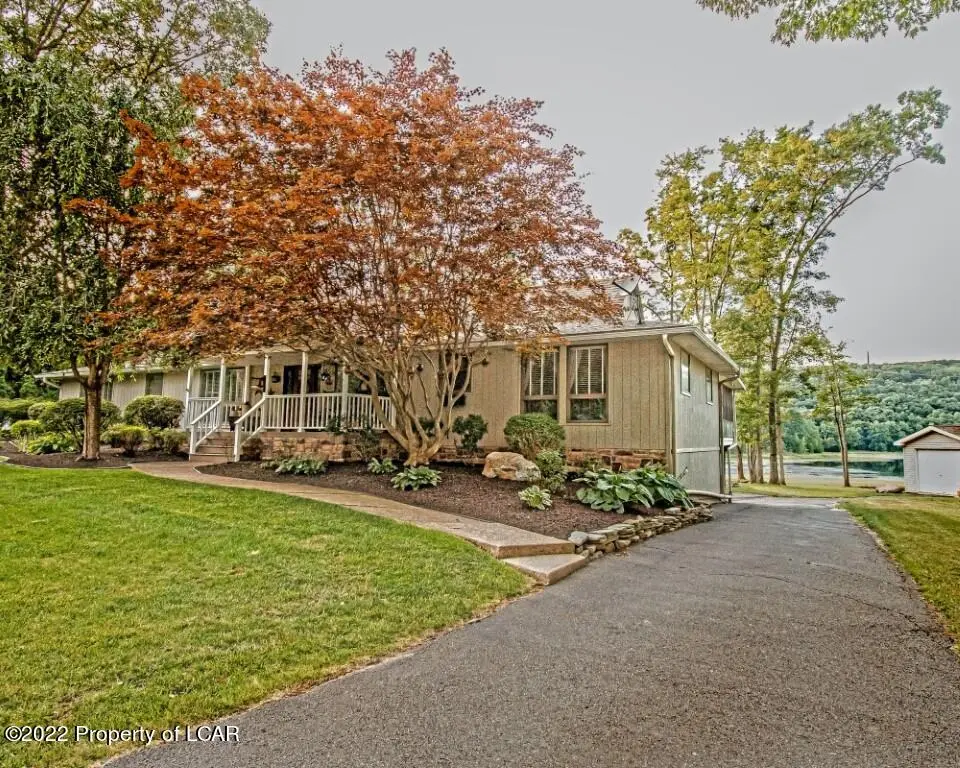 518 Laurel Lakes Drive, Mountain Top in Mountain Top