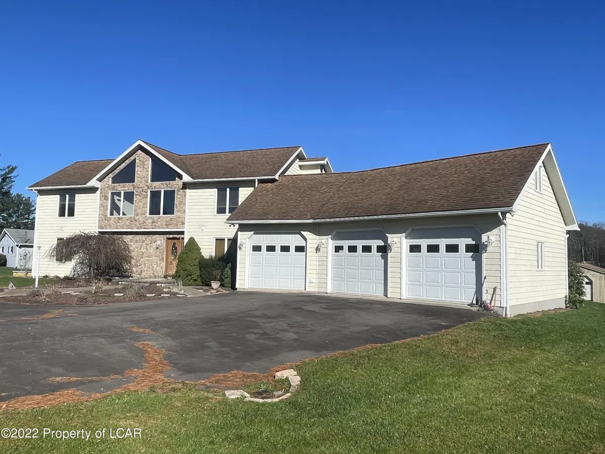 136 Pine Crest Lane, Shickshinny in Shickshinny