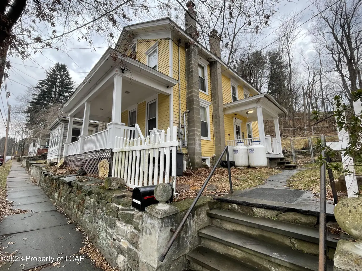 106 W Union Street, Shickshinny in Shickshinny