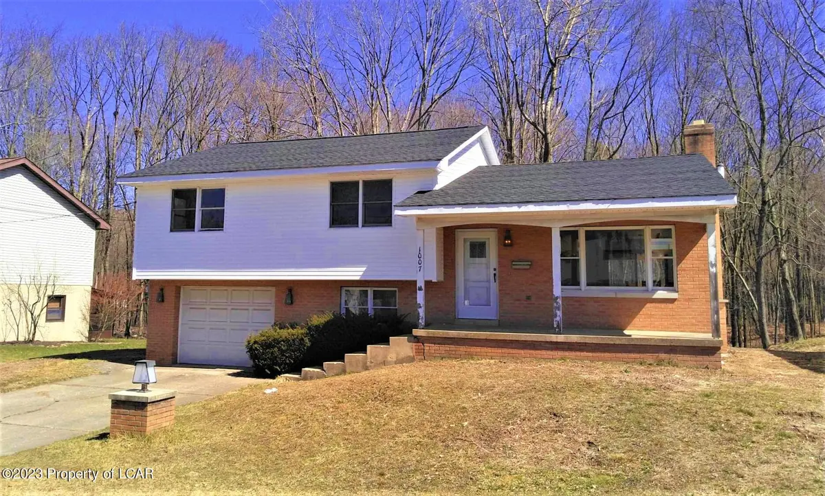 1007 Meade Court, Hazleton in Hazleton