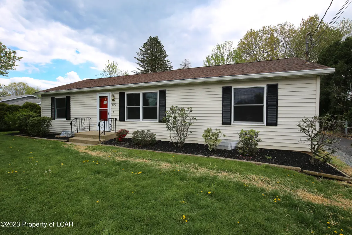 696 Main Road, Hanover Township in Hanover Township