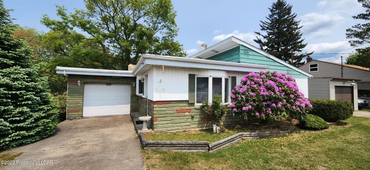 1927 E Broad Street, Beaver Meadows in Beaver Meadows
