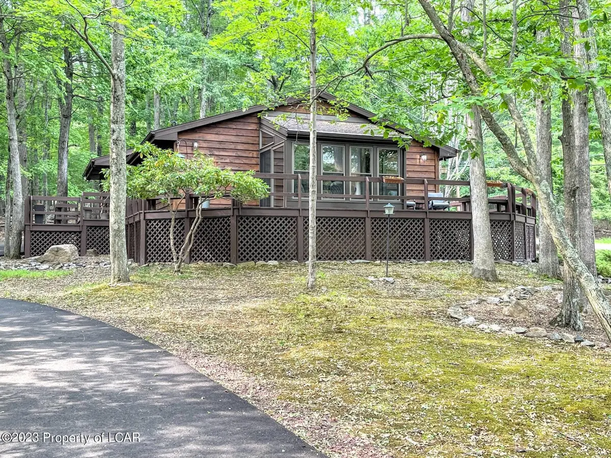 351 W Lake Valley Drive, Hazleton in Hazleton