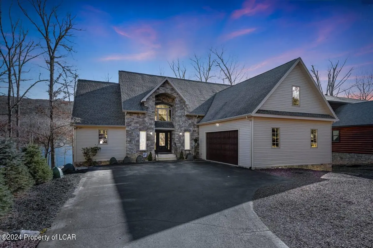 284 West Lake Valley Drive, Hazleton in Hazleton