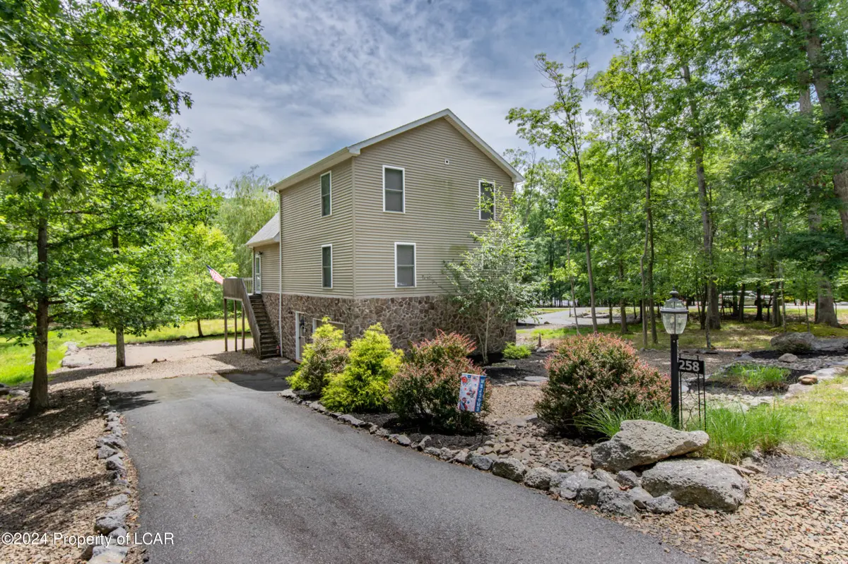 258 W Lake Valley Drive, Hazleton in Hazleton