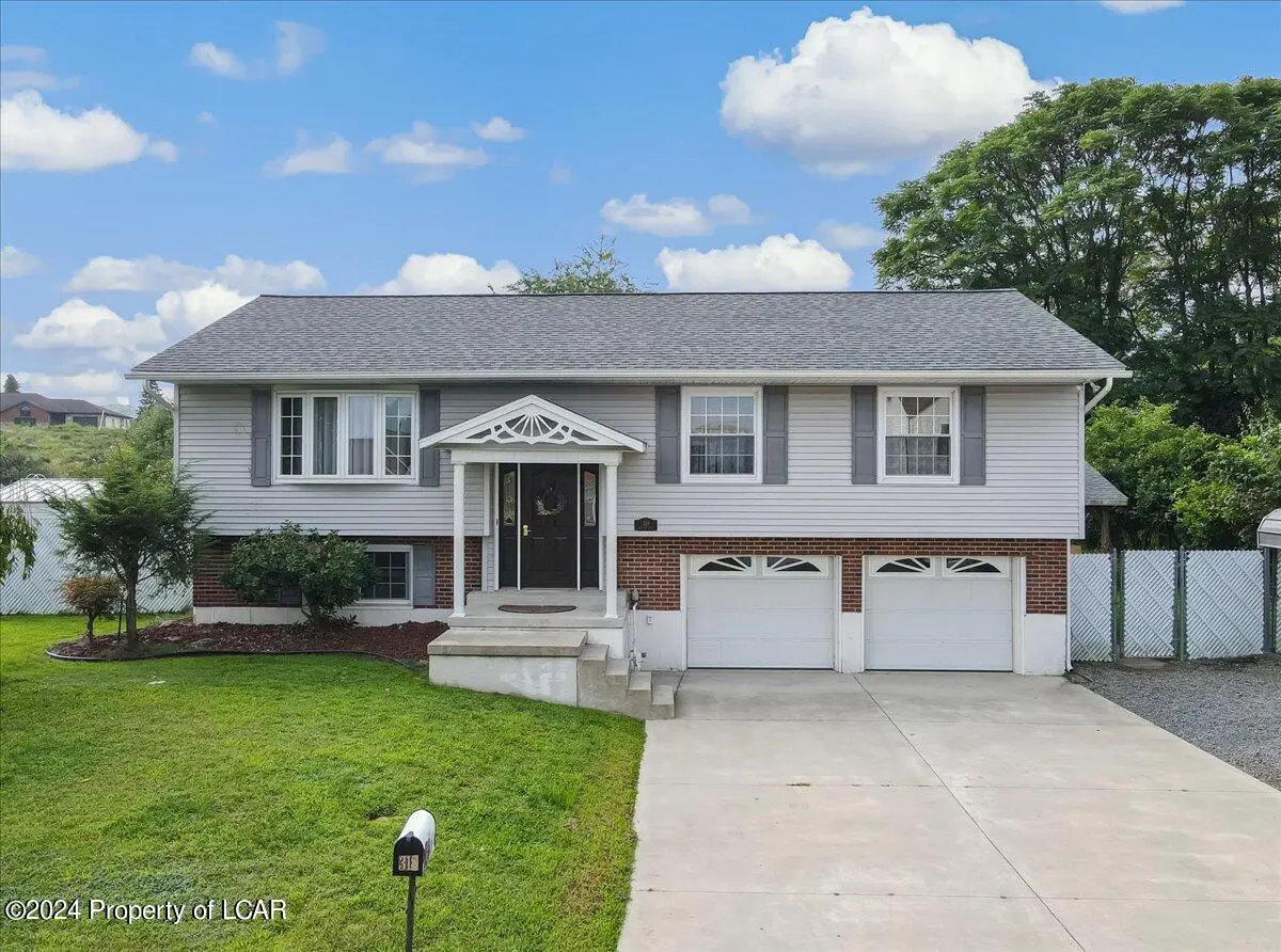 318 Vanessa Drive, Hanover Township in Hanover Township