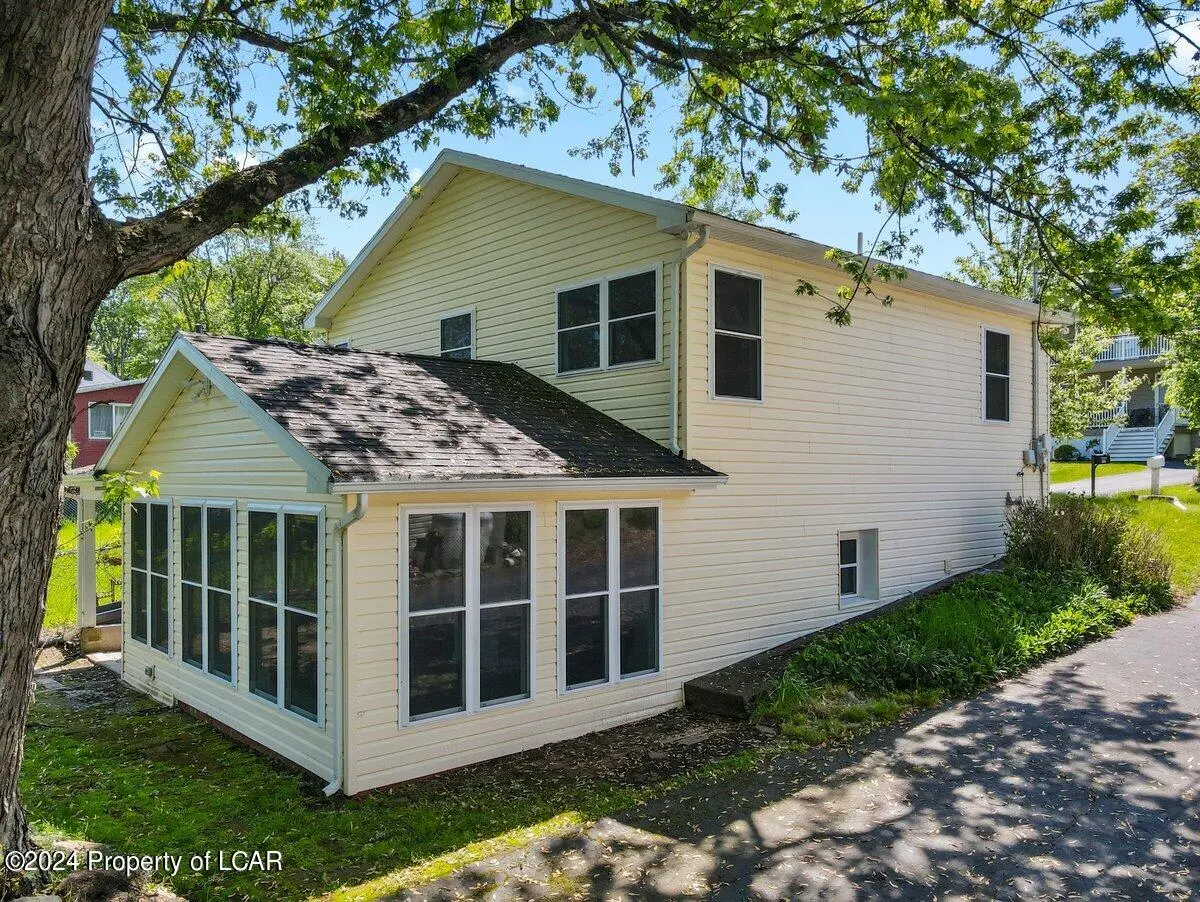 1351 Lakeview Drive, Penn Lake in Penn Lake