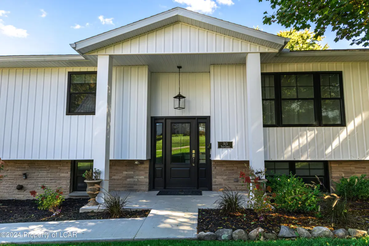 315 Tulip Circle, Clarks Summit in Clarks Summit