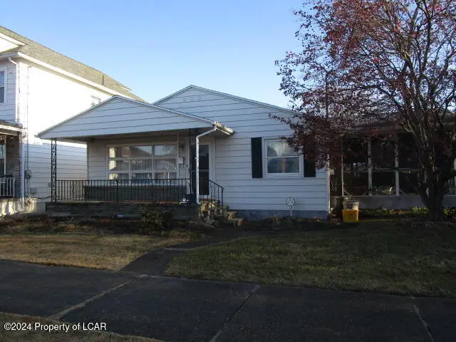 126 E 1st Street, Exeter in Exeter