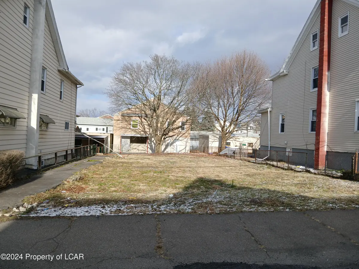 9-11 E Oak Street, Hazleton in Hazleton