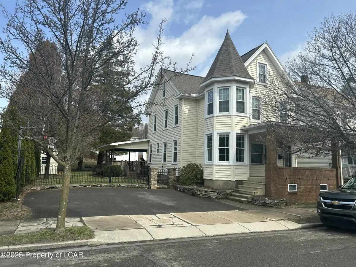 20 E Holland Street, Summit Hill in Summit Hill