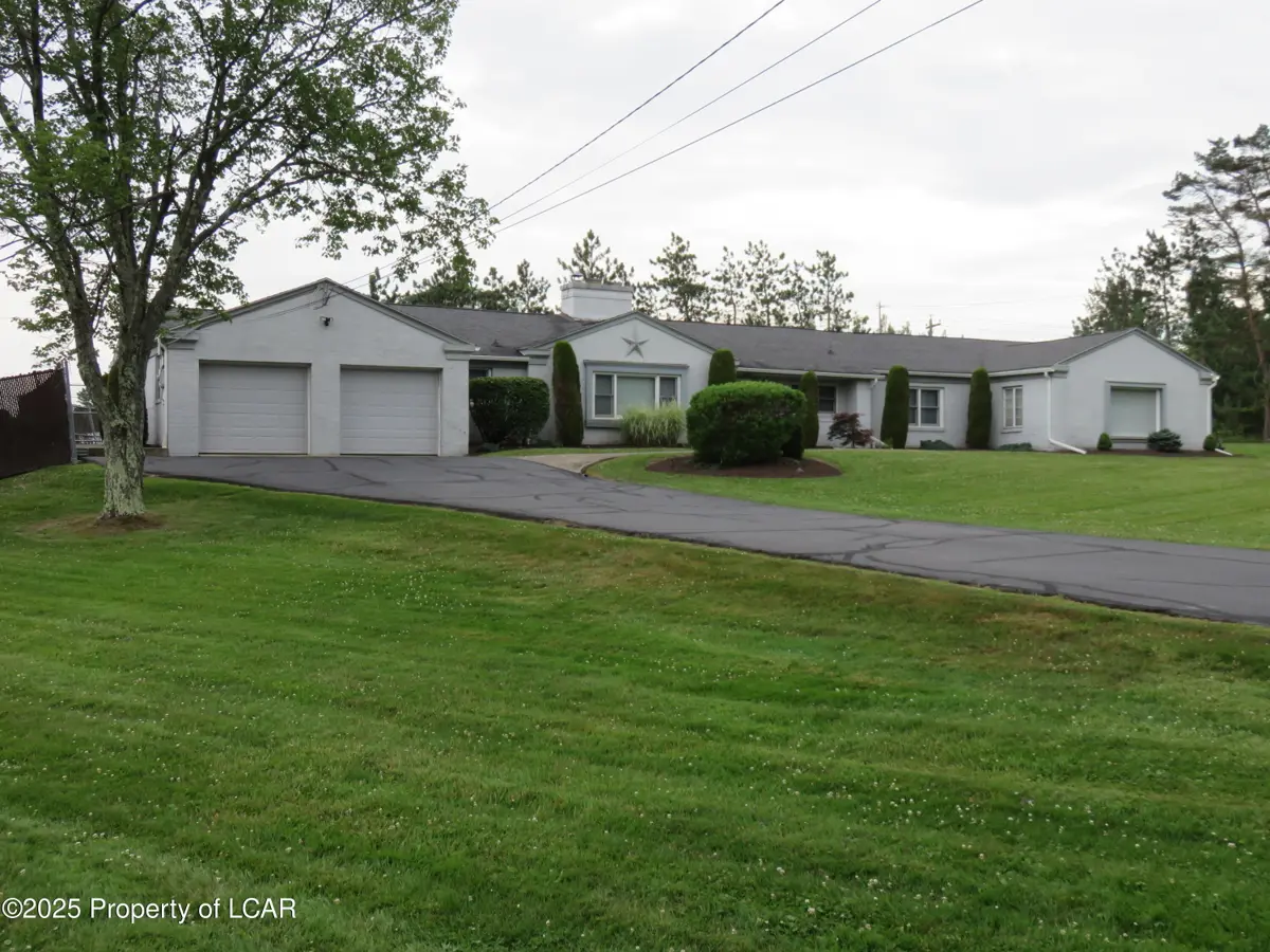 31 Country Club Road, Dallas Township in Dallas Township