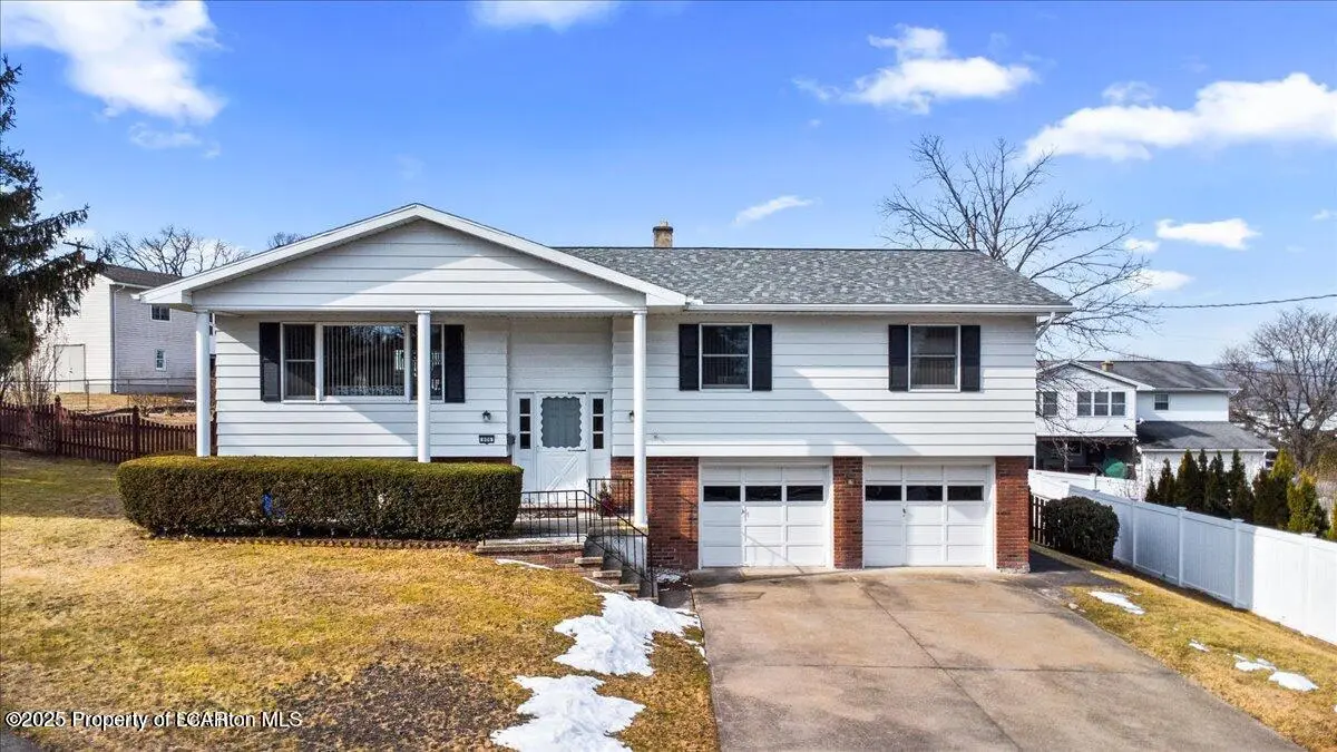 806 School Street, Moosic in Moosic