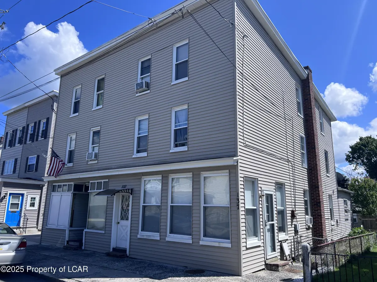 137 E White Street, Summit Hill in Summit Hill