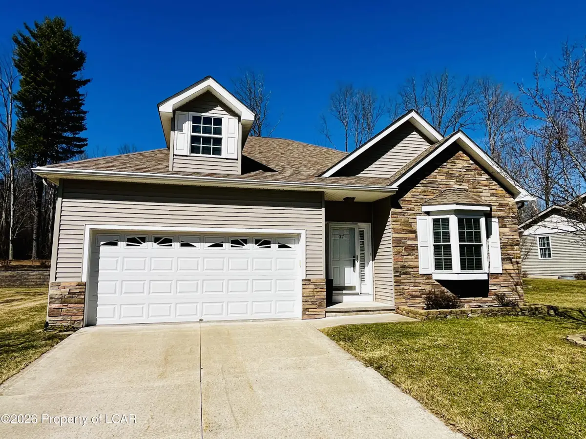 37 Greenbriar Drive, Dallas in Dallas