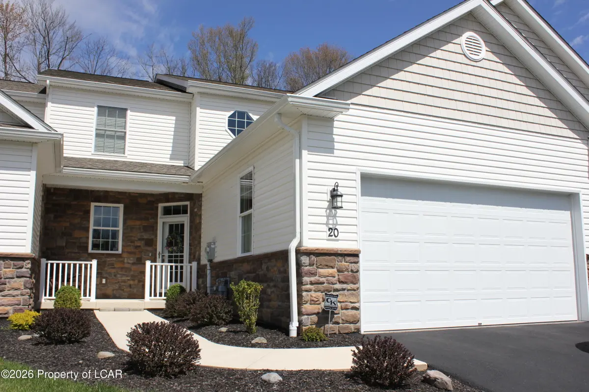 20 Dakota Drive, Dallas - 3 bed - 3 bath - 2,350 SF