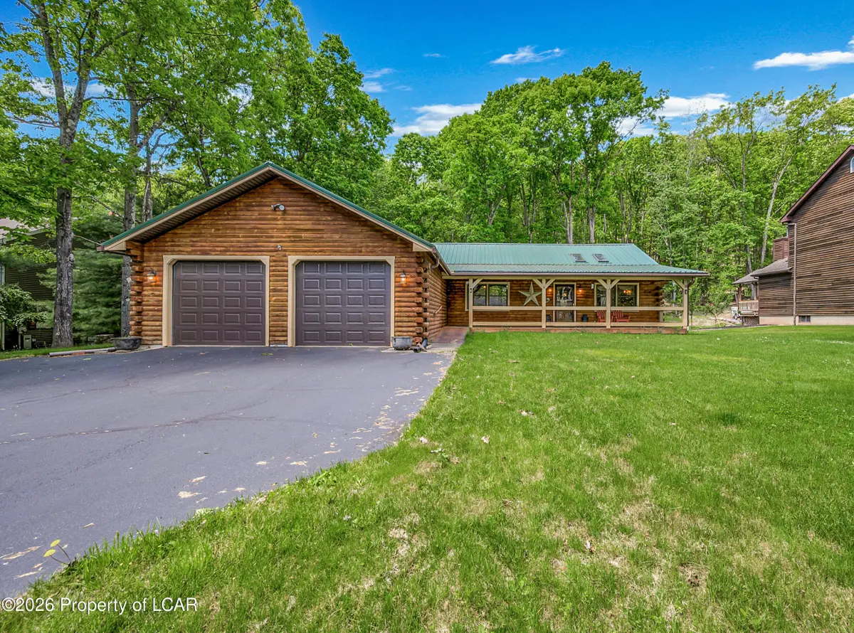 835 Lakeview Drive, Mountain Top in Mountain Top