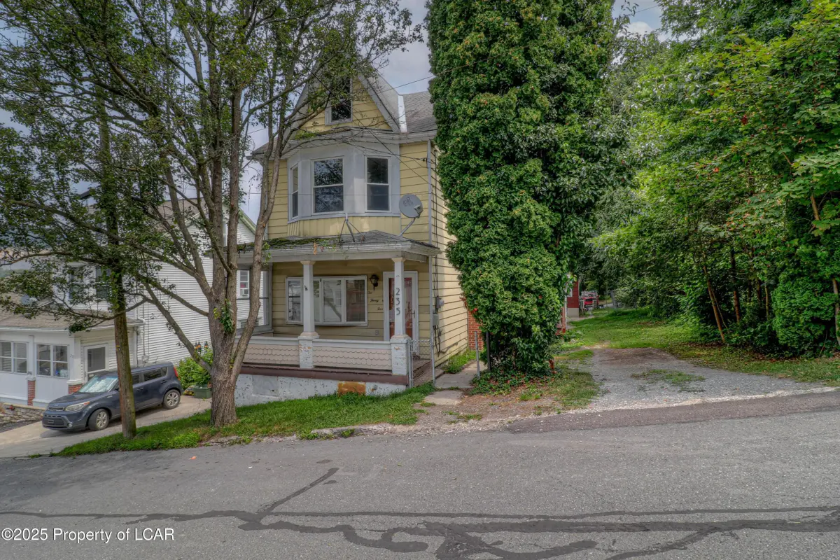 235 East Street, Coaldale - 4 bed - 2 bath - 1,400 SF