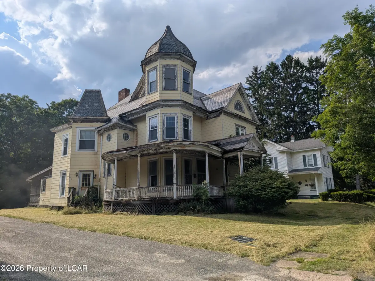 525 N Center Street, Canton - 5 bed - 3 bath - 3,200 SF