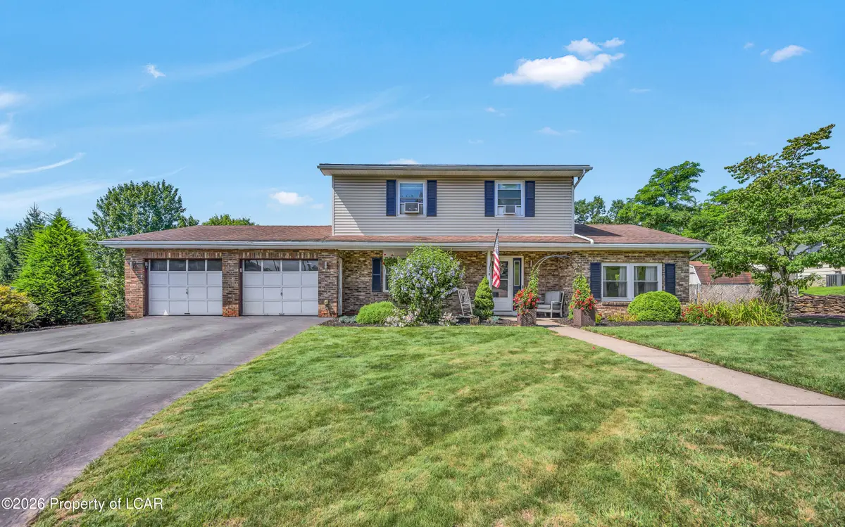 6 Dogwood Drive, Wilkes-Barre - 3 bed - 3 bath - 2,880 SF