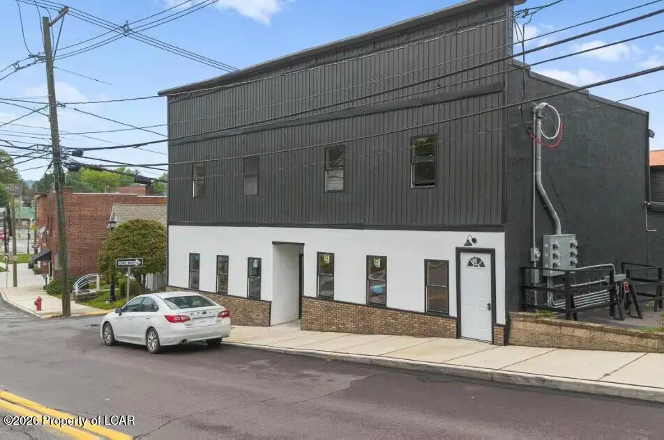 42-44 Main Street, Dallas - 11 bath - 8,047 SF