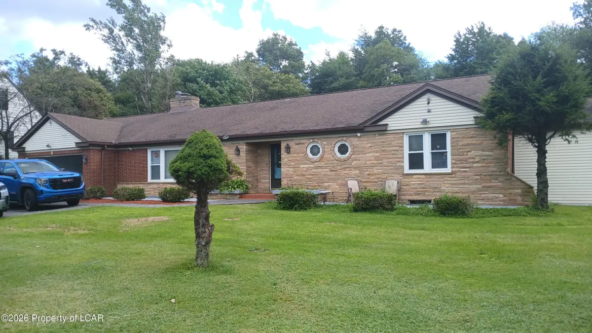 1902 E Broad Street, Beaver Meadows - 4 bed - 3 bath - 2,866 SF