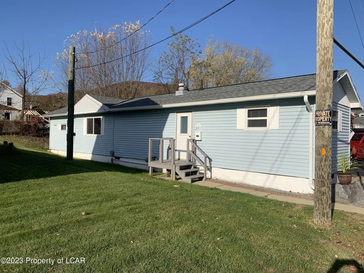 587 1/2 W Sperling Street, West Wyoming - 2 bed - 1 bath - 684 SF