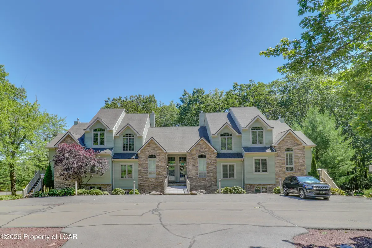 46 Mountainwoods Drive, Lake Harmony - 5 bed - 4 bath - 2,112 SF
