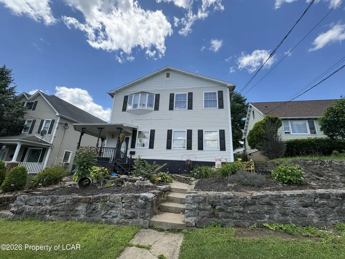 272 E Poplar Street, Larksville - 4 bed - 3 bath - 3,968 SF