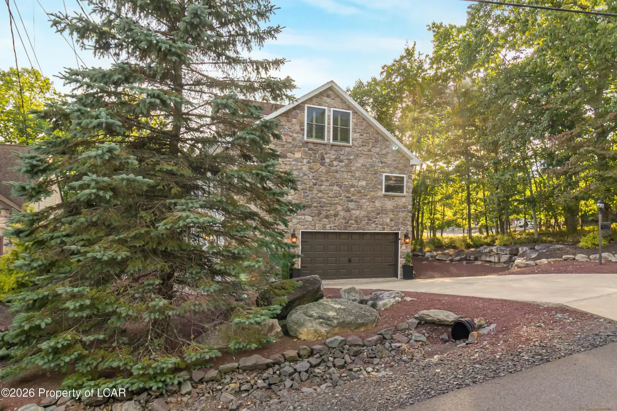 5 Troon Road, Hazle Township - 4 bed - 4 bath - 3,000 SF