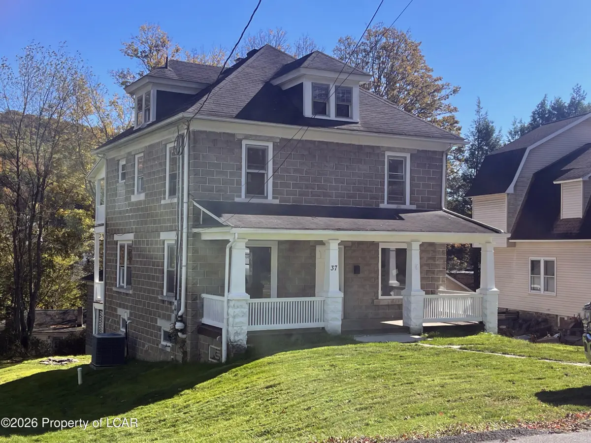 37 Harris Hill Road, Shavertown - 3 bed - 4 bath - 1,984 SF